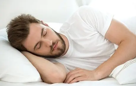۴ غذا که به خواب راحت کمک می کنند