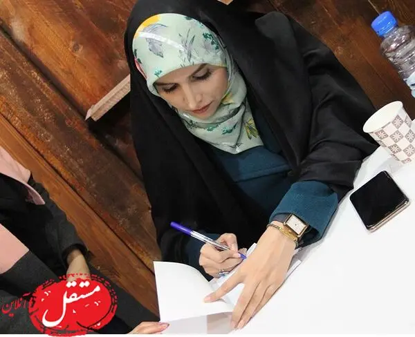 مجری جوان تلویزیون در حال امضا دادن با هوادارانش + عکس