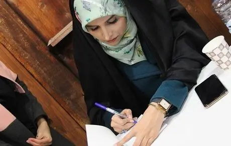 مجری جوان تلویزیون در حال امضا دادن با هوادارانش + عکس