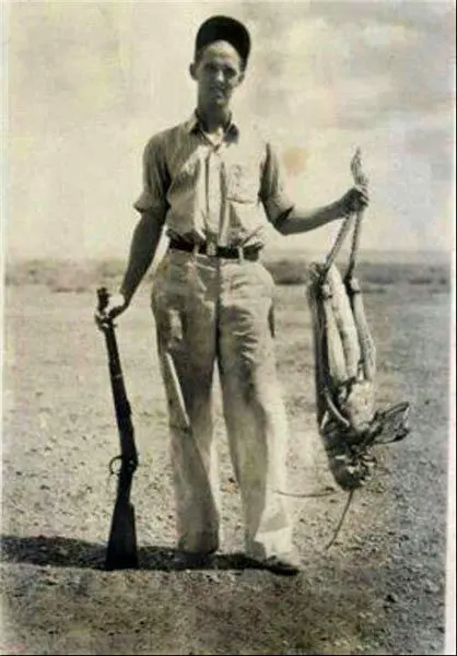عکسی از شکار بزرگترین ملخ جهان
