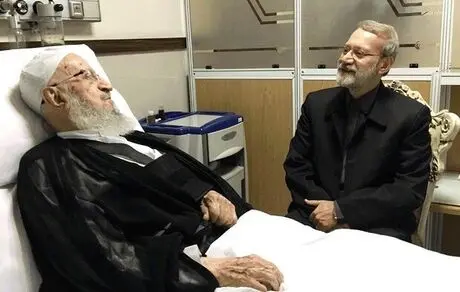 عیادت علی لاریجانی از آیت‌الله مکارم شیرازی