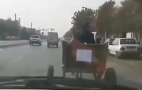 الاغ سواری در خیابان به نشانه اعتراض به قیمت بنزین! 