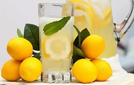 مزایای شروع روز با یک لیوان آب گرم و لیمو