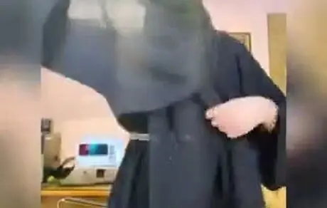 مجری زن در حال پوشاندن صورت/ویدیو