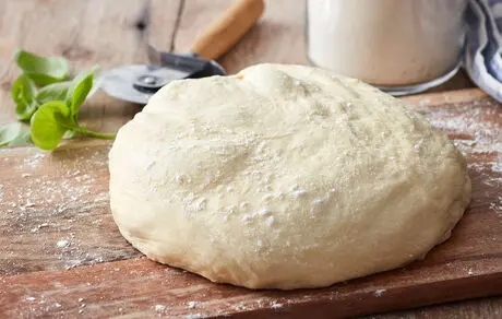 
۲ طرز تهیه خمیر جادویی پیتزا خانگی با ماست، شیر، مخمر یا بدون مخمر+نکات مهم