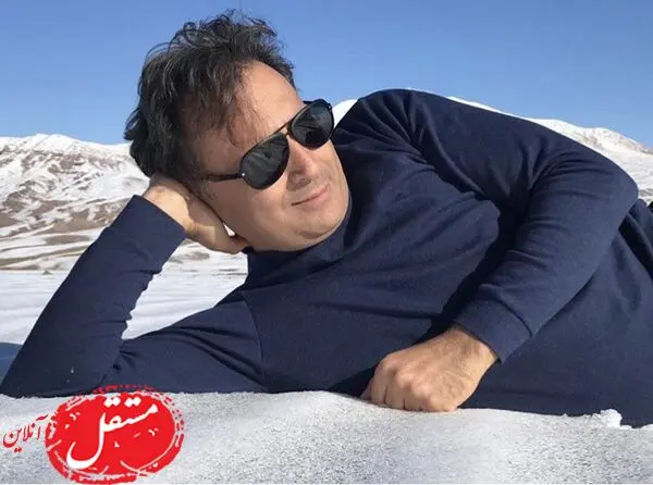 خوابیدن آقای خواننده روی برف + عکس