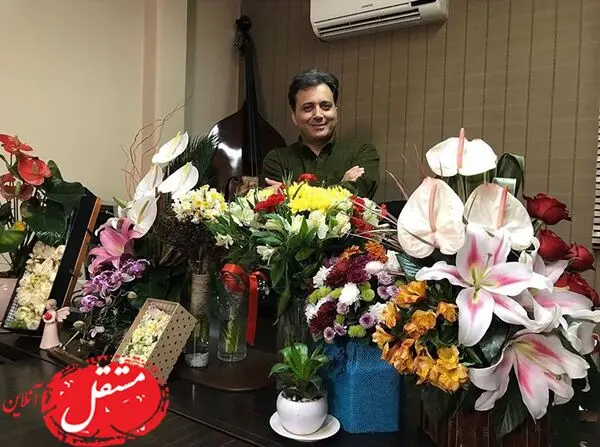 مجید اخشابی در میان گلها + عکس