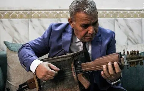 ساخت گیتار با کلاشنیکف و جعبه مهمات!