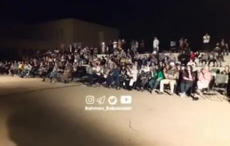  نوازندگان زن و مرد یزدی، در زمین خاکی اجرا کردند 