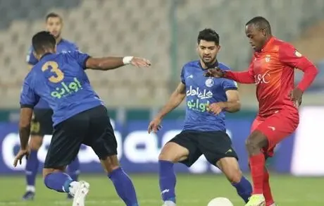 بمب آبی‌ها در آستانه انفجار/ هافبک سابق استقلال در آستانه بازگشت؟