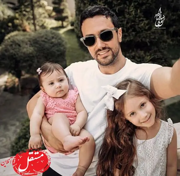 کشتی گرفتن شاهرخ استخری با دخترانش جنجال ساز شد + فیلم