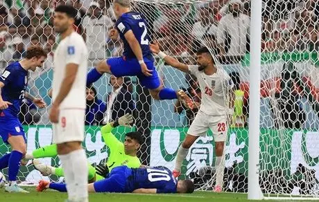 تیم ملی باید با وطن‌فروشان هم بجنگد! 