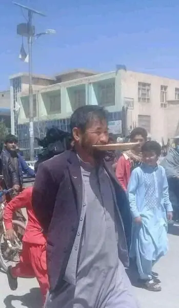 طالبان یک مرد روزه‌خوار را مجازات کرد+عکس