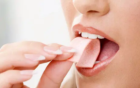 این افراد نباید آدامس بخورند
