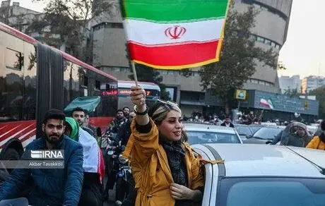 کجای دنیا چنین اتفاقی می‌افتد؟ حمله راننده به مسافر کشفِ حجاب کرده+ ویدیو