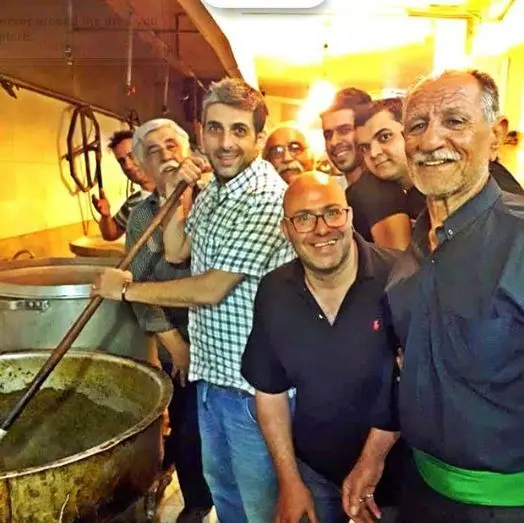 حمیدگودرزی پای دیگ نذری هیئت + عکس 