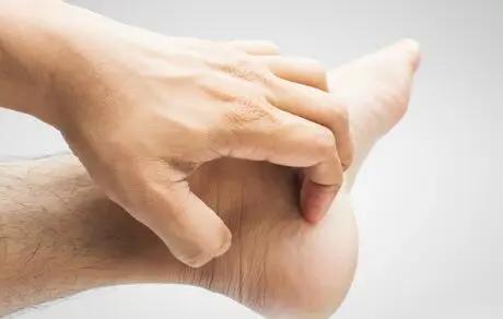 خارش انگشتان دست و پا و دلایل آن