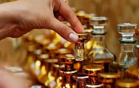 تفاوت عطر، ادکلن و پرفیوم چیست؟ راهنمای کامل برای مبتدی‌ها