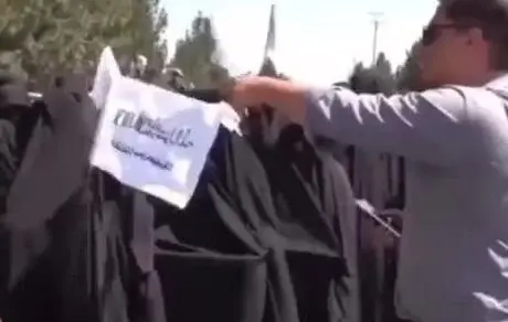 زنان حامی طالبان تظاهرات کردند