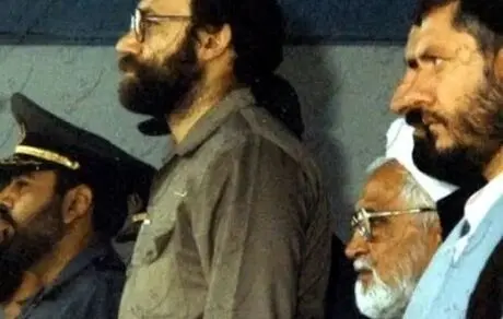 تصویری از «علی لاریجانی» در اوایل انقلاب با لباس نظامی